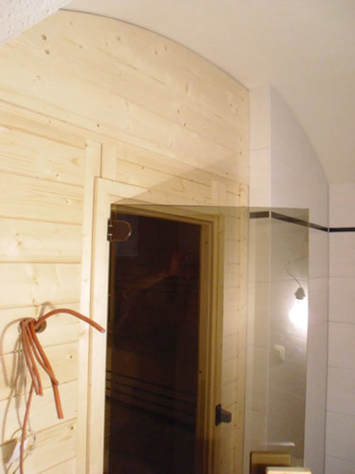 Sauna mit wandhoher Verkleidung